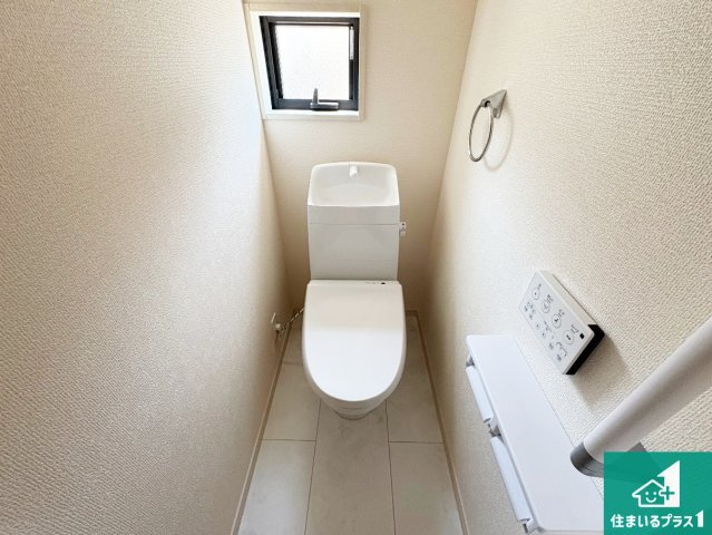 茨木市上野町　第7期　新築一戸建てのトイレ|1・2階の2ヶ所にあるので、朝の忙しい時間の順番待ちもなく、深夜の利用にも大変便利です。