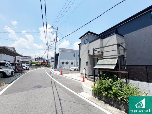 茨木市上野町　第7期　新築一戸建ての前面道路含む現地写真|周辺は閑静な住宅街！前面道路広々で車の出し入れも便利です。駐車が苦手な方でも安心して車庫入れできます！