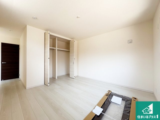 ■茨木市上野町　第7期　新築一戸建ての洋室|シンプルな洋室は、自分好みのインテリアが楽しめます♪ご家族とインテリアや家具を選びに行くのは新築購入時の醍醐味の一つです。ぜひお楽しみください♪