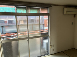 落ち着いた色調の寝室です