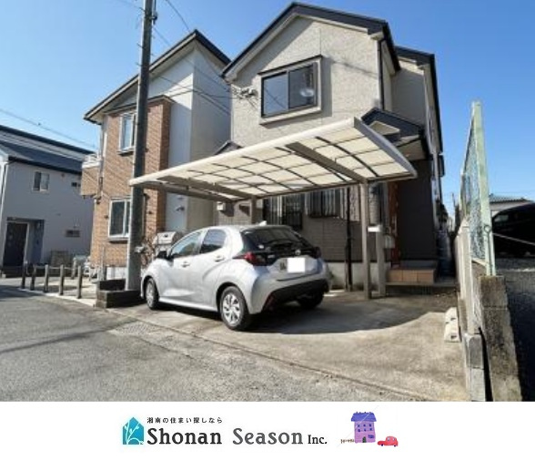 【外観】 | 内装リフォームし気持ちよく新生活スタートができる中古戸建物件です。
カースペース１台＆バイク置き場も確保♪