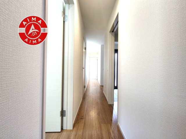 福岡市東区三苫2丁目第7-2棟(4号棟)の内装|階段からも明るい光が入ります。採光や通風も階段の重要な役割です。