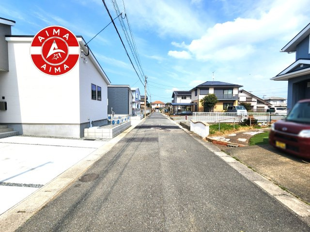 福岡市東区三苫2丁目第7-2棟(4号棟)の前面道路含む現地写真|前面道路は閑静な住宅地をはしる車通りの少ない道路。お車の出し入れが苦手なママや小さなお子様にも安心ですね。しっかり舗装もされているので、ベビーカーや自転車で通っても快適に通行できます。