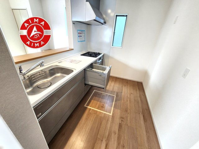 福岡市東区三苫2丁目第7-2棟(4号棟)のキッチン|ダイニングテーブルへの配膳がラクラク、お料理はかどるカウンター付きシステムキッチン！