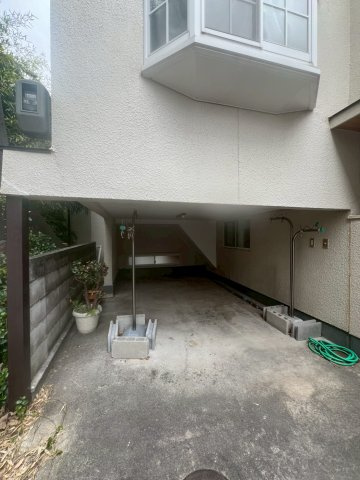 塩屋町8丁目貸家の駐車場