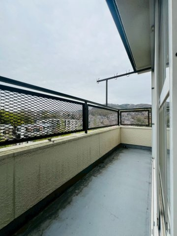 塩屋町8丁目貸家のバルコニー