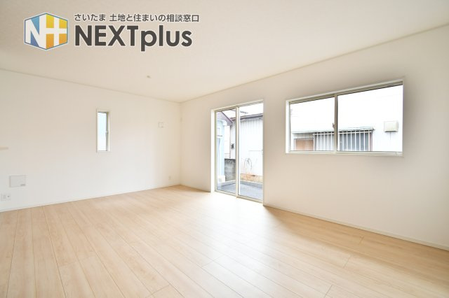 伊奈町本町第3　全2棟　1号棟の居間・リビング|南西側に面した大きな窓から心地よい光が差し込む、明るく広々としたリビングです。隣接する建物との距離も配慮されており、プライバシーを守りつつ開放的な住空間を実現。日々の暮らしにゆとりをもたらします。