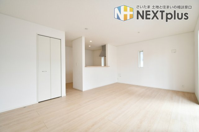 伊奈町本町第3　全2棟　1号棟の居間・リビング|17.7帖もの広さがあるため、大型のソファやダイニングセットを置いても十分なゆとりがあります。全室洋室の間取りで統一感があり、ライフスタイルに合わせた理想のインテリアコーディネートを楽しめる住まい。