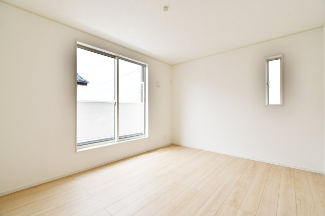 伊奈町本町第3　全2棟　1号棟の洋室|洋室①：ゆとりある広さを確保した主寝室は、大きなベッドを置いても十分な余裕があります。南西側のバルコニーに面しており、陽当り・通風共に良好。心地よい光の中で一日をスタートできる空間です。