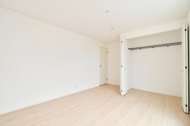 伊奈町本町第3　全2棟　1号棟の洋室|洋室①：衣類や季節物もしっかり収まるワイドなクローゼットを備えています。収納が充実しているため、居住スペースを最大限に活用可能。白を基調とした内装が、より一層お部屋の広さを引き立てます。