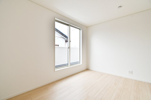 伊奈町本町第3　全2棟　1号棟の洋室|洋室②：心地よい光が差し込む5.87帖の洋室です。バルコニーへ直接出入りできるため、布団干しもスムーズ。全室洋室の現代的な間取りで、ライフスタイルに合わせた自由な使い方が可能です。