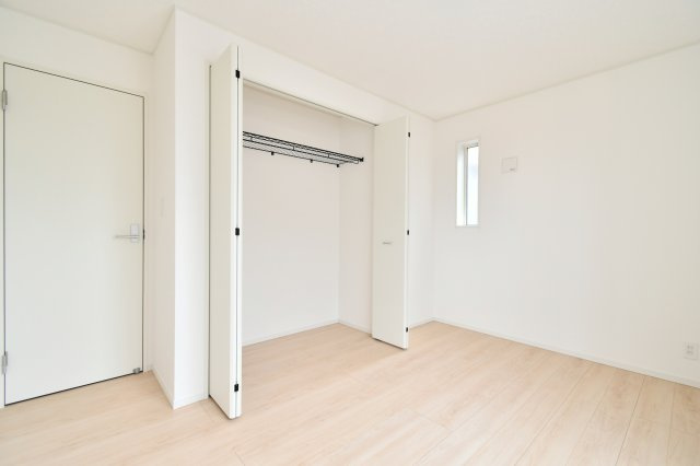伊奈町本町第3　全2棟　1号棟の洋室|洋室②：機能的なクローゼットを備えており、お部屋を常にスッキリ保てます。白を基調とした清潔感のある内装は、家具のレイアウトもしやすく、自分好みのプライベート空間を演出するのにぴったりです。