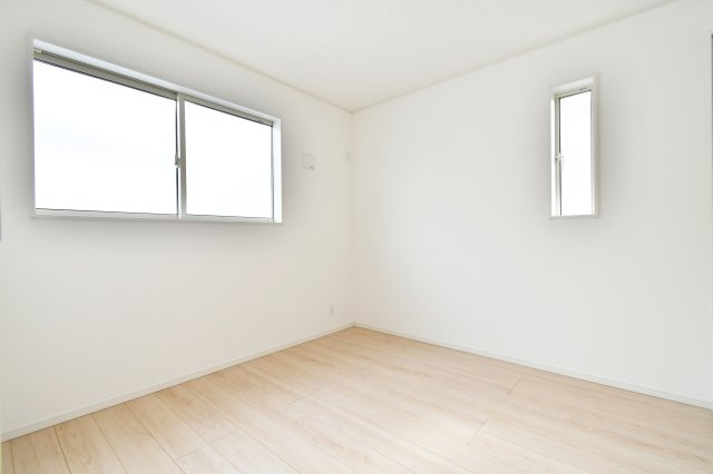 伊奈町本町第3　全2棟　1号棟の洋室|洋室③：4.5帖の洋室は、二方向に窓を設けることでコンパクトながら開放感のある設計。ワークスペースや趣味の部屋としてもおすすめ。全室洋室の現代的な間取りで、ライフスタイルに合わせた活用が可能です。