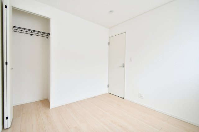 伊奈町本町第3　全2棟　1号棟の洋室|洋室③：機能的な収納スペースを備えており、お部屋を最大限に広く活用いただけます。白を基調とした内装が光を反射し、圧迫感を感じさせない清潔感あふれる空間を演出。子供部屋としても使い勝手の良い間取り。