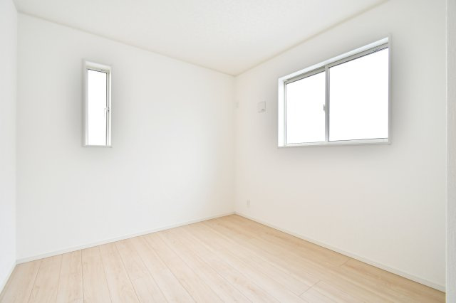 伊奈町本町第3　全2棟　1号棟の洋室|洋室④：二方向に窓を配置し、心地よい風と光が通り抜ける設計です。フローリング仕様のため、子供部屋やワークスペースなど多目的に活用可能。白を基調とした内装が空間をより広く明るく見せます。