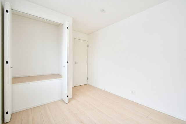 伊奈町本町第3　全2棟　1号棟の洋室|洋室④：奥行きのある収納を備えており、季節物や趣味の道具もすっきり収まります。全居室に収納を確保しているため、居住スペースに余計な家具を置く必要がなく、ゆとりある暮らしを実現できます。