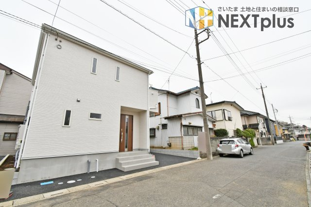 伊奈町本町第3　全2棟　1号棟の前面道路含む現地写真|北西側は幅員6mのゆったりとした公道に面しており、運転が苦手な方も安心です。閑静な住宅街ながら開放感があり、小さなお子様がいるご家庭も安心。角地ならではのステータスを感じる住環境が整っています。