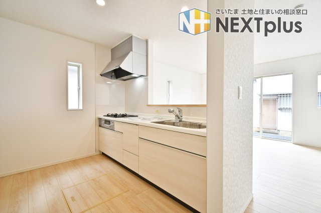 伊奈町本町第3　全2棟　1号棟のキッチン|リビング全体を見渡せるカウンターキッチンを採用。お料理中もご家族の様子が見守れる安心の設計です。床下収納や小窓付きで、明るく風通しの良い空間で毎日の家事タイムを心地よくサポートします。