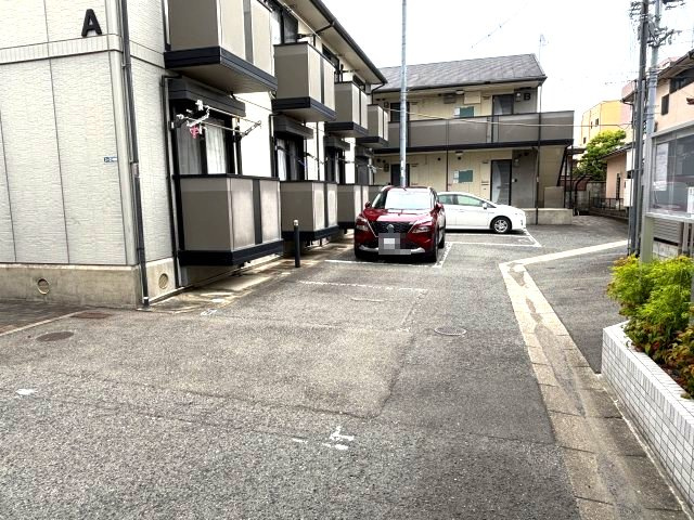 セジュールシャトレーA棟の駐車場