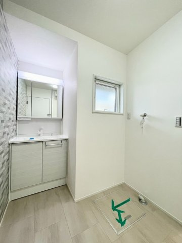 上田市岩下の独立洗面台|洗濯機を置いても余裕の広さ！鏡の裏には収納スペース付き！