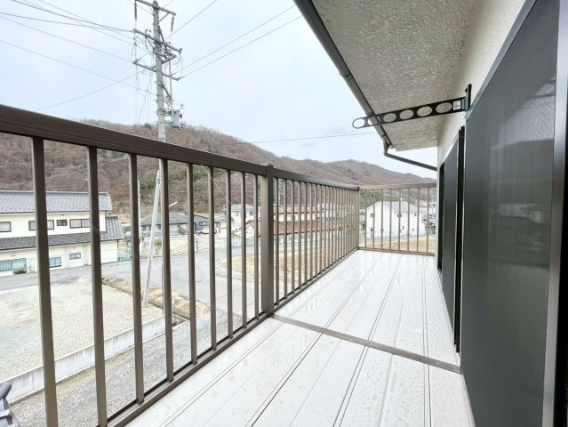 上田市岩下のバルコニー|日当たり良好な広いバルコニー！洗濯物の出し入れなど楽々できちゃいます♪