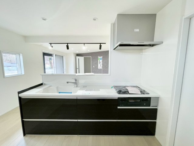 上田市岩下のキッチン|家族の会話が弾む開放的なカウンターキッチンです♪