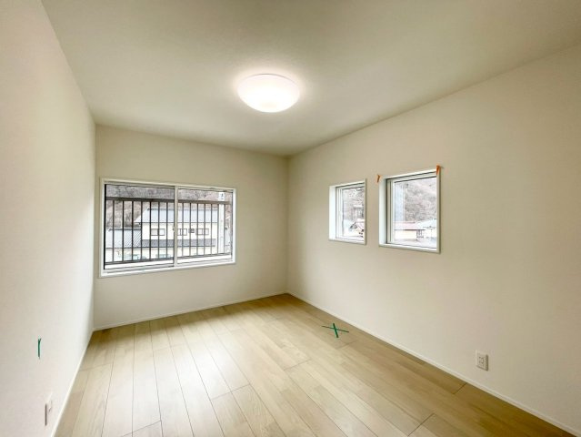 上田市岩下の洋室|日当たり風通しともに良好！明るく朝を迎えられるつくりになっています♪