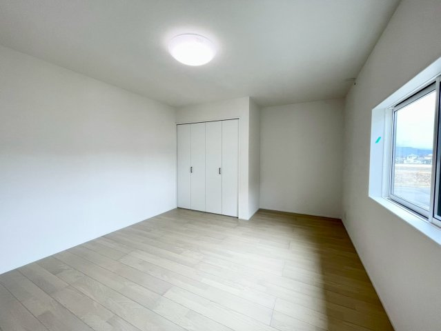 上田市岩下の洋室|日当たり風通しともに良好！明るく朝を迎えられるつくりになっています♪