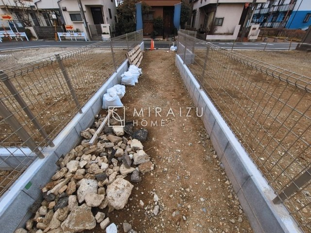 【前面道路含む現地写真】 | お車の運転に自信のない方でも安心かなと思います。とても解放感があり、日当たりも気持ちよさそうです。

