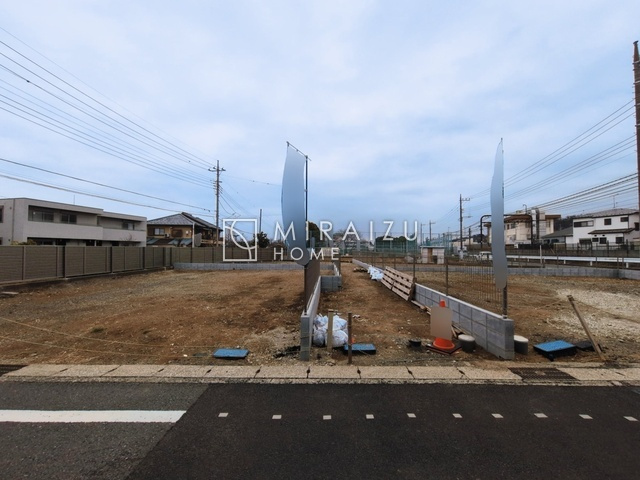 【前面道路含む現地写真】 | 通勤や家族の送迎など、毎日の生活にマイカーが欠かせない方にとって駐車場は大事な条件。敷地内にカースペースがあれば、お出かけやお買い物の際の搬入出も楽々です。
