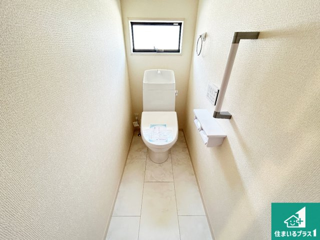 桜井市三輪　第10期　新築一戸建てのトイレ|1・2階の2ヶ所にあるので、朝の忙しい時間の順番待ちもなく、深夜の利用にも大変便利です。