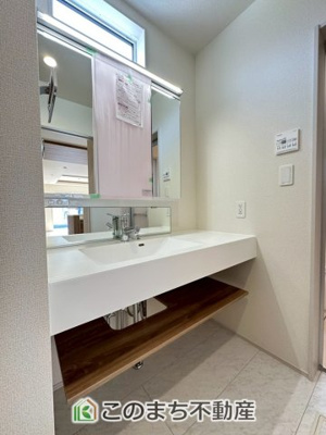 【洗面所】 | ブルーミングガーデン宇都宮市清住3丁目　1号棟 | 同社施工物件の写真です。※建具やフローリング、その他仕様が違う場合がございます。シャンプードレッサーで朝の身支度♪伸びるホースでお掃除も簡単清潔です！