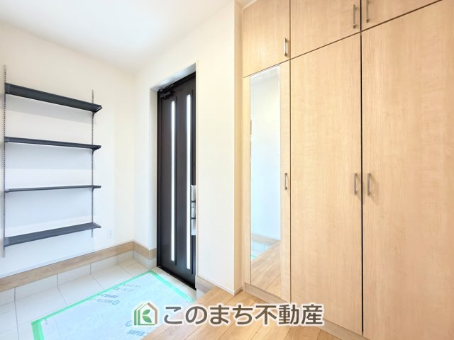 ブルーミングガーデン宇都宮市清住3丁目の玄関|広々とした玄関スペース♪たくさんの靴を収納できる下駄箱もございます。