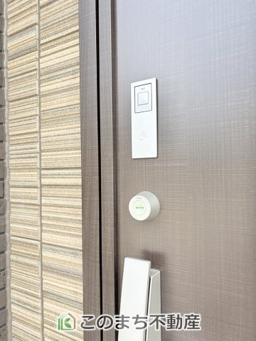 ブルーミングガーデン宇都宮市清住3丁目の設備|玄関キーは上下２箇所のダブルロックキーと防犯性の高い電池錠で安全に配慮してます。