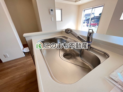【キッチン】 | ブルーミングガーデン宇都宮市清住3丁目　1号棟 | 同社施工物件の写真です。※建具やフローリング、その他仕様が違う場合がございます。