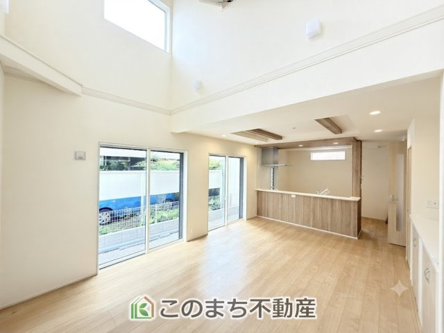 ブルーミングガーデン宇都宮市清住3丁目の居間・リビング|開放感のある広々としたリビング☆家族みんなでゆったりくつろげます♪
南側から暖かな日差しが差し込みます♪キッチンからリビングの様子がよく見渡せます☆