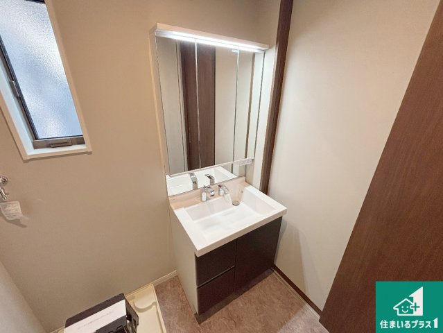 高槻市大和　新築一戸建ての独立洗面台|清潔感のある洗面台です。フラットな鏡は掃除がしやすく毎日清潔！鏡裏には収納があるのでスッキリとした洗面台が保てます。