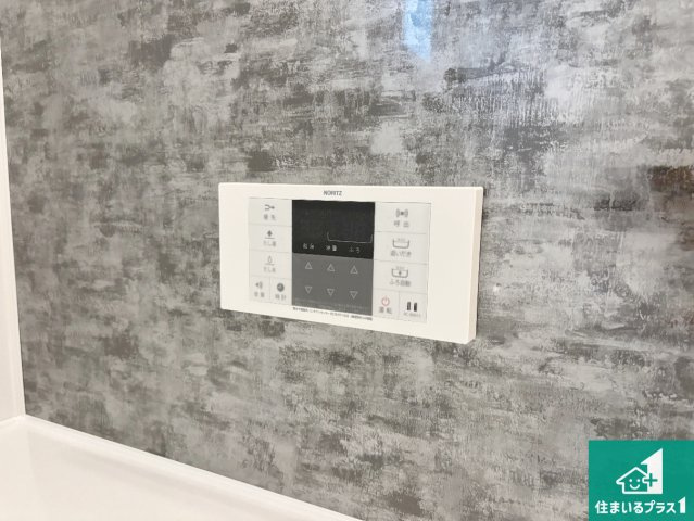 高槻市大和　新築一戸建ての発電・温水設備|給湯器リモコン（浴室側）省エネタイプの給湯器でお湯はり・追い炊き自由自在！お子様から高齢者の方まで、みんなが操作しやすいボタン配置です。