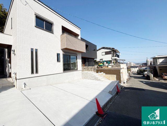 高槻市大和　新築一戸建ての前面道路含む現地写真|周辺は閑静な住宅街！前面道路広々で車の出し入れも便利です。駐車が苦手な方でも安心して車庫入れできます！