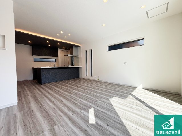 高槻市大和　新築一戸建ての居間・リビング|日当たり良好の明るいリビングで朝の目覚めもスッキリできそう！対面キッチンでご家族のコミュニケーションも自然と増える設計！小さなお子様が遊ぶスペースを作っても広々とくつろげるLDK！