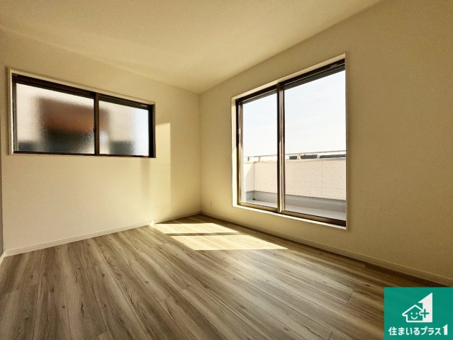 高槻市大和　新築一戸建ての洋室|シンプルな洋室は、自分好みのインテリアが楽しめます♪ご家族とインテリアや家具を選びに行くのは新築購入時の醍醐味の一つです。ぜひお楽しみください♪