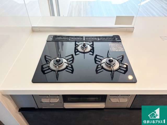 高槻市大和　新築一戸建ての設備|ダブル高火力Ｓｉセンサー付きコンロ！３口あるので、まとめて料理をする時も大活躍！