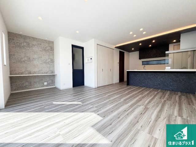 高槻市大和　新築一戸建ての居間・リビング|日当たり良好の明るいリビングで朝の目覚めもスッキリできそう！対面キッチンでご家族のコミュニケーションも自然と増える設計！小さなお子様が遊ぶスペースを作っても広々とくつろげるLDK！