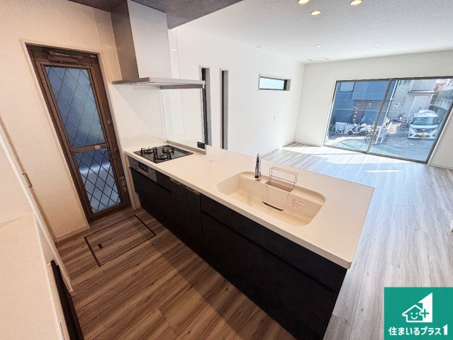 高槻市大和　新築一戸建てのキッチン|リビングと統一感があり、使い勝手のいいキッチン。広々としているので、二人並んで作業が出来ちゃいます。お子様と一緒に色々なお料理に挑戦できるスペースがあります。
