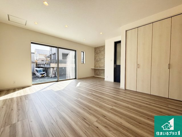 高槻市大和　新築一戸建ての居間・リビング|明るいリビングで朝の目覚めもスッキリできそう！対面キッチンでご家族のコミュニケーションも自然と増える設計！小さなお子様が遊ぶスペースを作っても広々とくつろげるLDK！