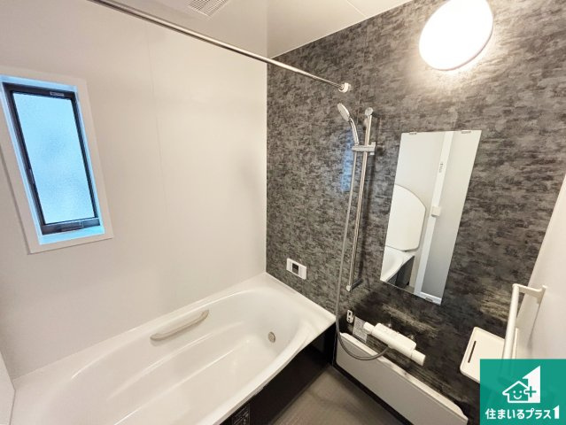 高槻市大和　新築一戸建ての浴室|足をゆったり伸ばして寛げる浴槽です。窓が設けられていますので差し込む光が明るく穏やかな雰囲気にしてくれます♪浴室乾燥機も設置しているので、雨の日の洗濯物も安心です♪