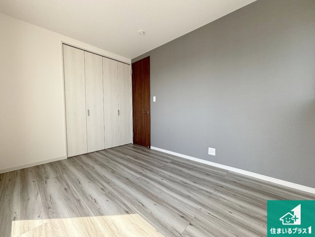 高槻市大和　新築一戸建ての洋室|シンプルな洋室は、自分好みのインテリアが楽しめます♪ご家族とインテリアや家具を選びに行くのは新築購入時の醍醐味の一つです。ぜひお楽しみください♪