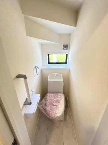 【内装】 | 福岡市東区香椎5丁目　1号棟（全1棟）【仲介手数料無料・0円】 | 施工例。1階のトイレです。施工例は完成時と異なる場合があります。