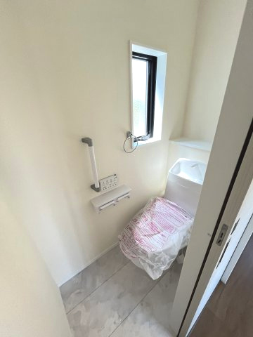 【内装】 | 福岡市東区香椎5丁目　1号棟（全1棟）【仲介手数料無料・0円】 | 施工例。2階にもトイレです。施工例は完成時と異なる場合があります。