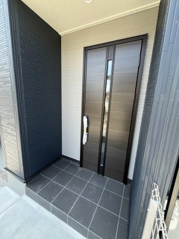 【玄関】 | 福岡市東区香椎5丁目　1号棟（全1棟）【仲介手数料無料・0円】 | 施工例。施工例は完成時と異なる場合があります。